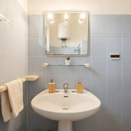 5 Minuti A Piedi Dal Mare- Con Veranda アパート モンテ・ナイ