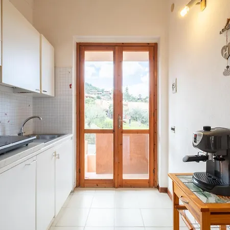 5 Minuti A Piedi Dal Mare- Con Veranda モンテ・ナイ